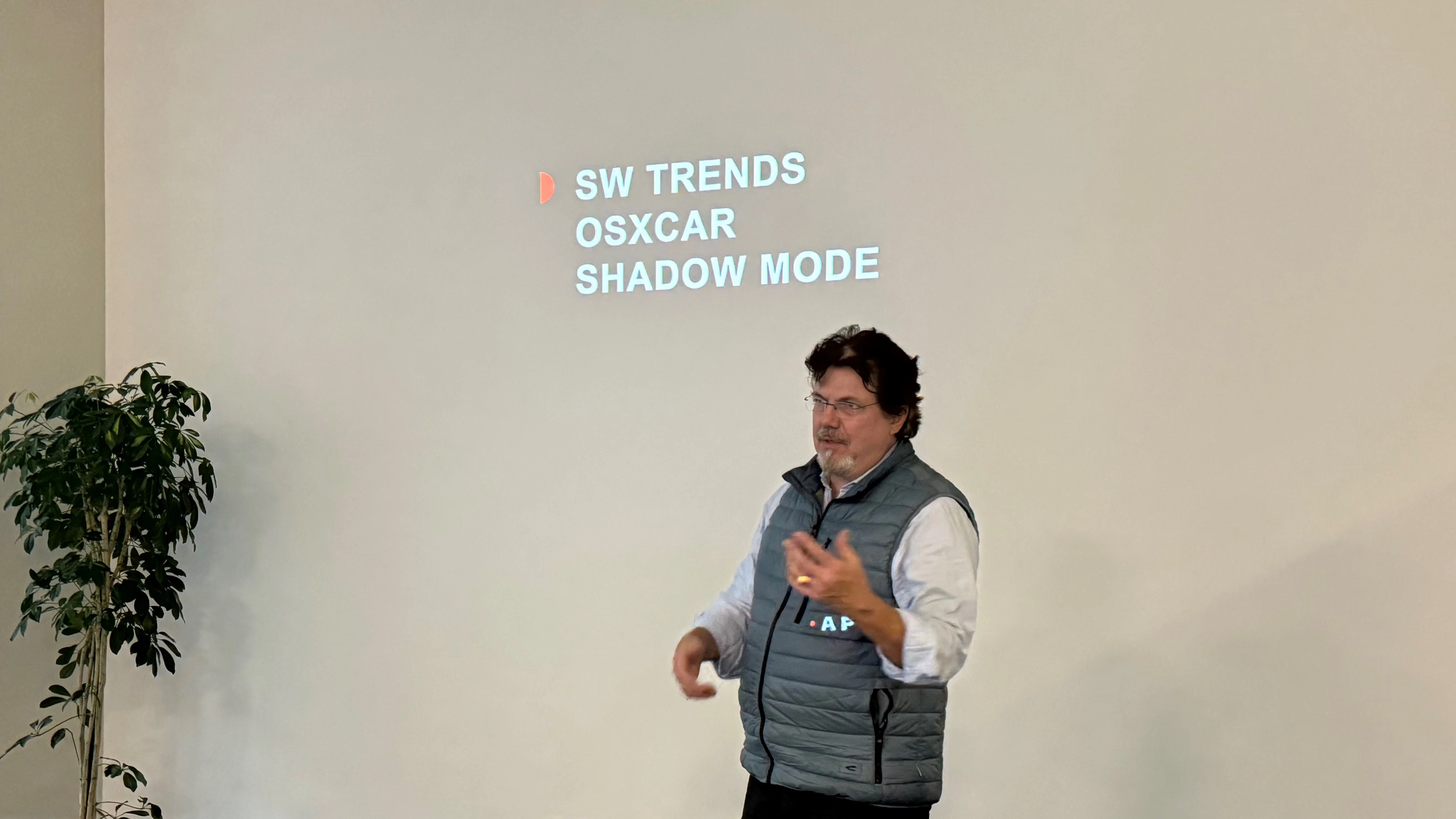 Kollege von Aptiv zeigt Trends in der Industrie